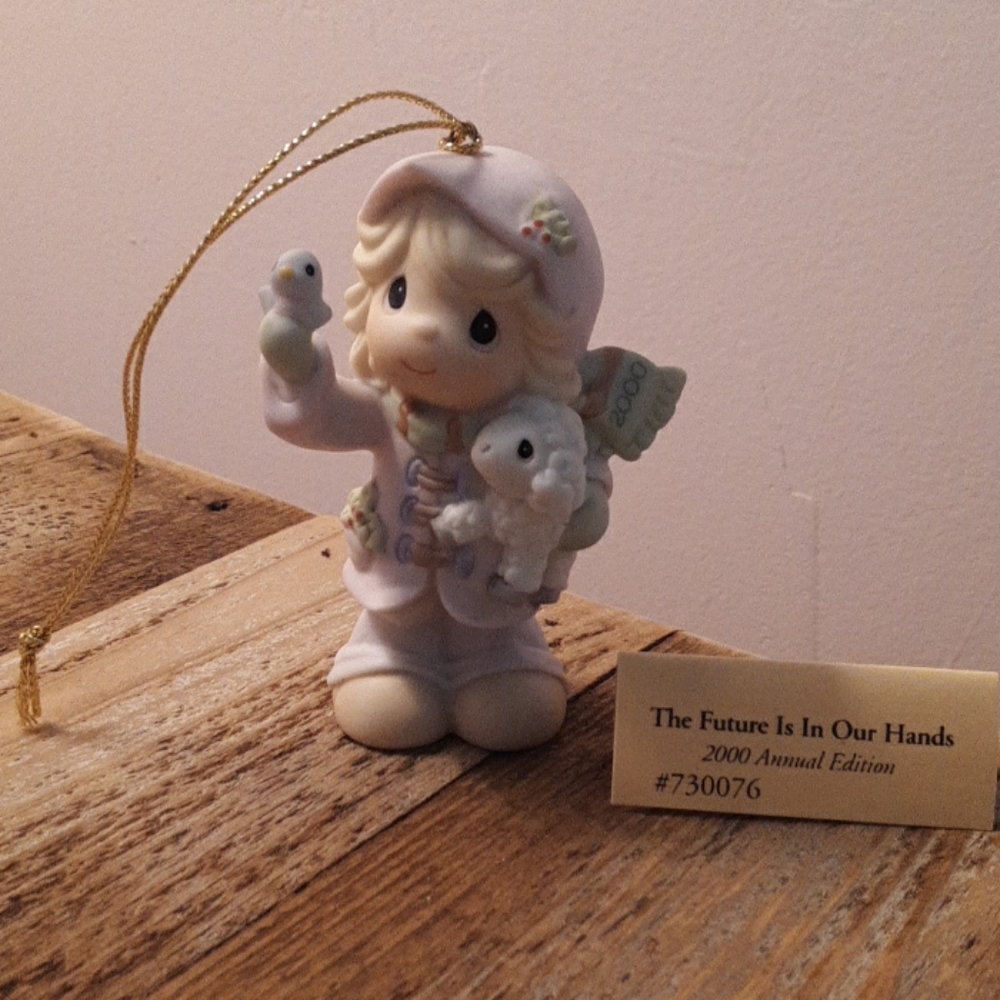 [Precious Moments] #730076 2000 The Future Is In O